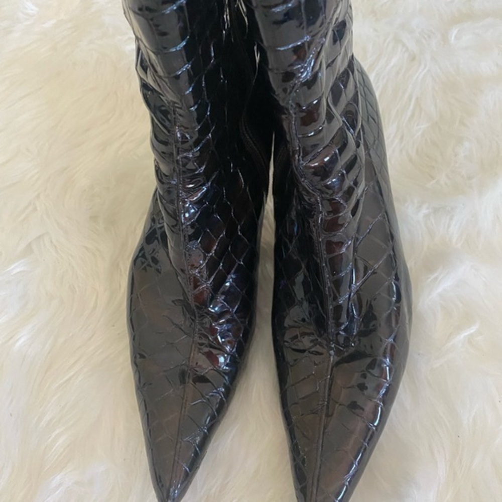 Stuart Weitzman Fudge Sioux crocodile embossed pointy toe bootie, Sz. 7